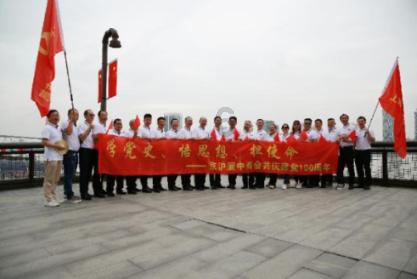 谭卓和章宇是什么关系?亲密合影引恋情猜测?