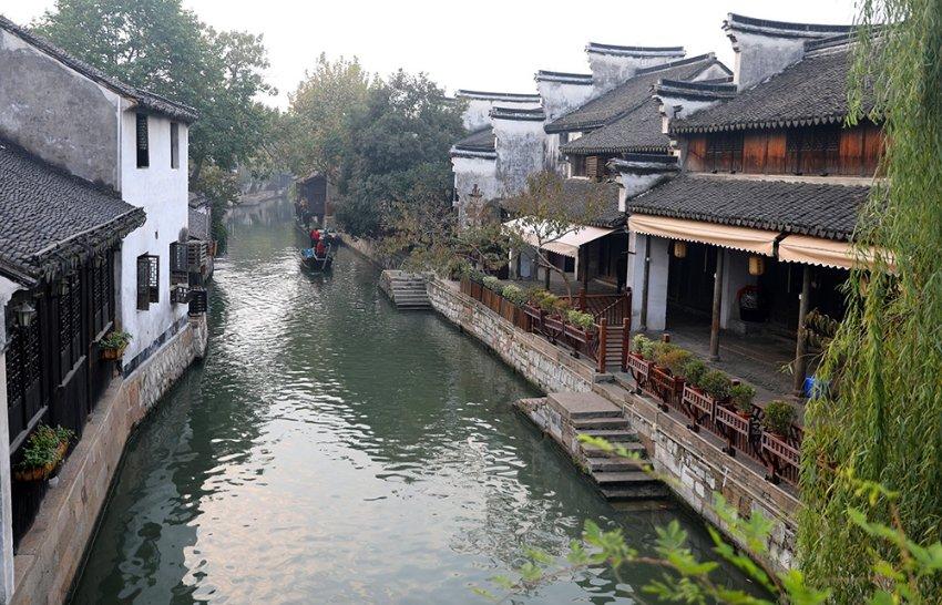 逃离破旧弃城